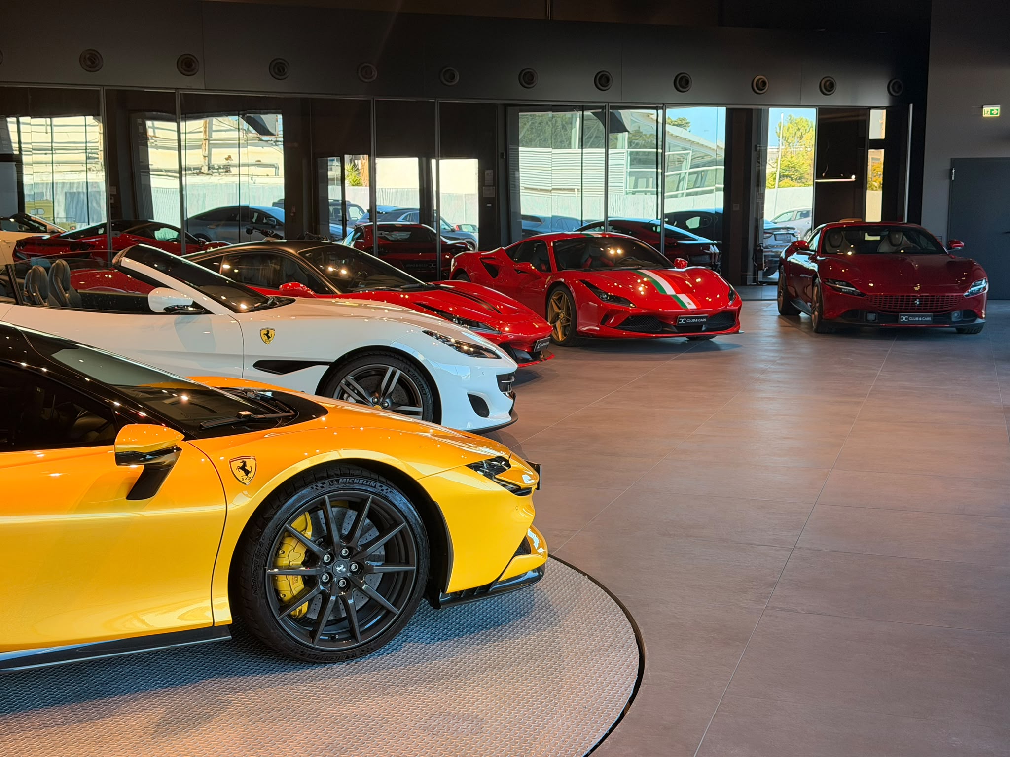 Supercar nello showroom Club&Cars di Bari Buozzi